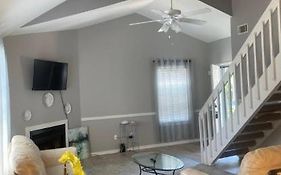 Sleeps 10!**10Min Dt Chas/5Min Airport!